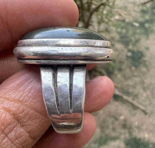 يالله اللهم صلي على محمد وال محمد السلام عليكم شباب خاتم يشم حر طبيعي نادر كلش وقديم مال جدادنه قديم كلش حت صياغته مال سبعينات الخاتم قديم كلش ويشف والماي مالته يخبل الله شاهد خاتم جميل وحر طبيعي يخبل وبالعافيه على ياخذه. قياس25 صياغه يدويه عراقيه قديمه. صياغه ثقيله كلش السعر والتفصيل اكثر وات ساب. رقم ‭0776 592 8747‬ يوجد توصيل ال جميع محافظات العراق اخوكم حسن عدنان🫡
