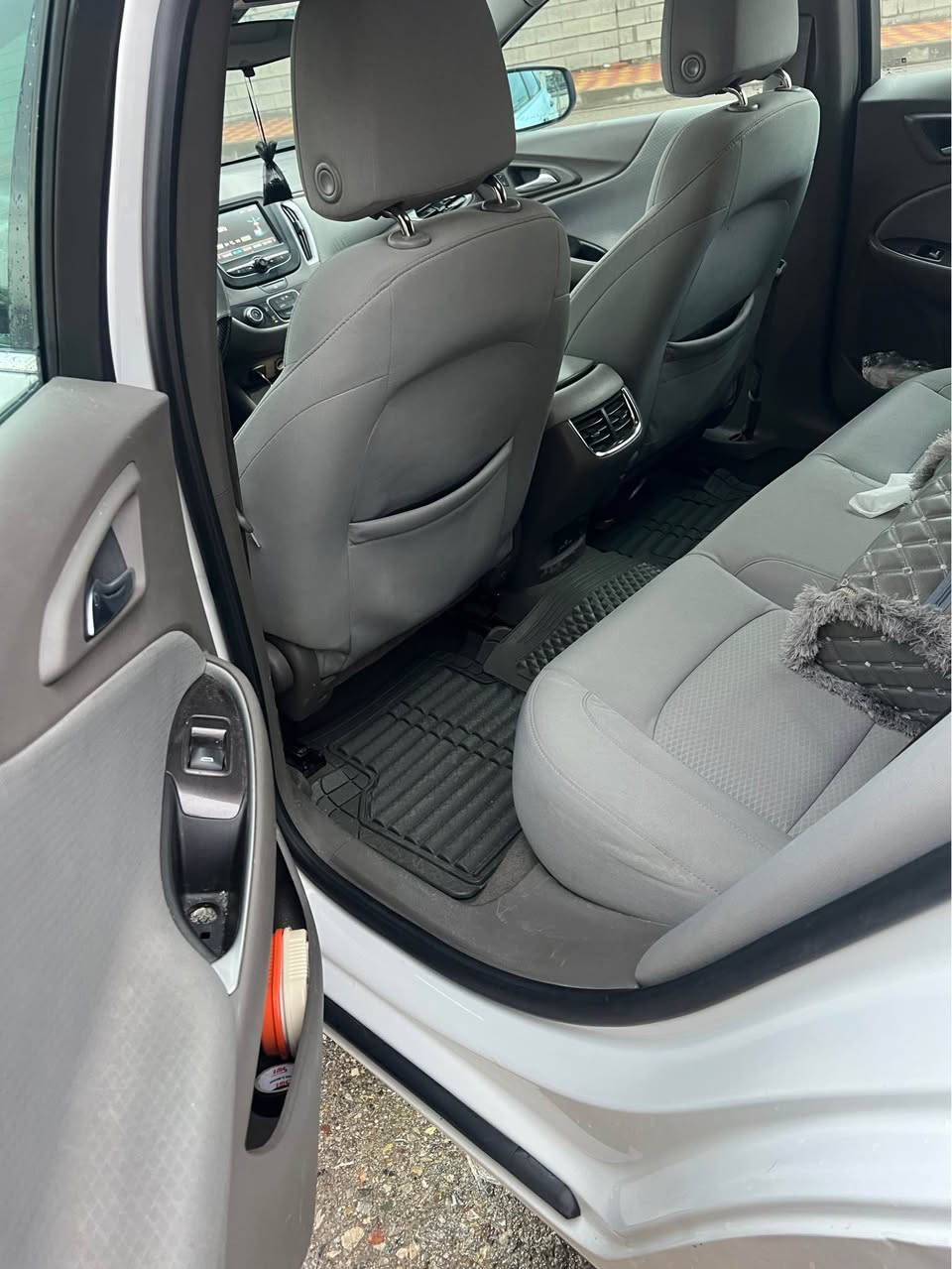 مالیبو ٢٠١٨ خه‌لیجی مه‌كینه‌ ٢.٥ 
مواسه‌فاتی Ls’ه‌
١٢٤ هه‌زار ڕۆشتوه‌و ڕۆنو هایدرۆلیكی تازا گۆڕاوه‌
جوار تایه‌ و ویلی هێڵكاتی له‌ سه‌ره‌ 
نیوه‌ی بۆنیته‌كه‌ی بۆیاخه‌و چاملغی سه‌كن روبعێكی كارته‌و چاملغی سایه‌ق سارده‌  ئێرباگی سوكان و داشبوڵی ته‌قیوه‌ تێ نه‌كراوه‌ته‌وه‌
سه‌نه‌وی به‌ سه‌ر چوه‌وه‌ غه‌رامه‌شی تیایه‌ دوای مه‌عامه‌له‌ ئه‌درێته‌وه‌ پێت
سعر :١١٤ وه‌رقه‌و مه‌عامه‌له‌
شوێن سلێمانی
ره‌قه‌م:*********** السليمانية, العراق
