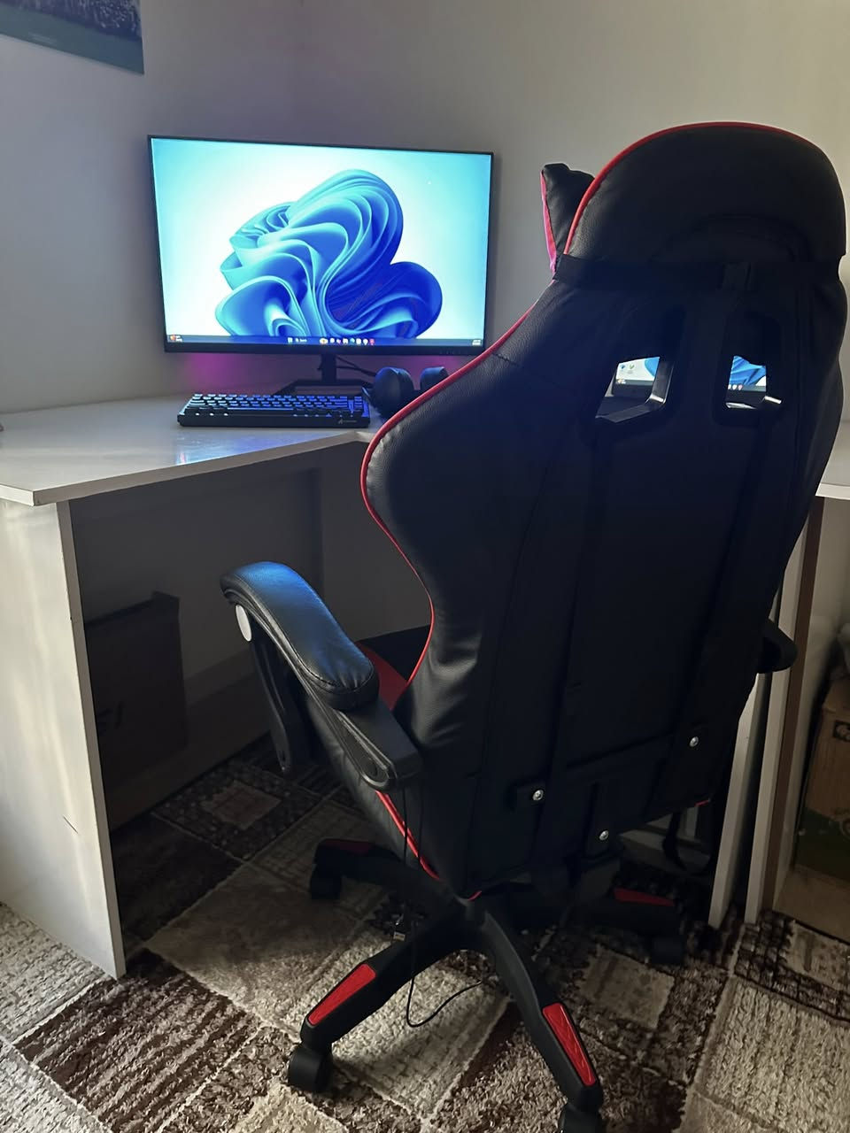 السلام عليكم 
ميز mdf طول ١٦٠ عرض ١٤٠ و عمق ٩٠ نضيف كلش واضح بالصورة 
وكرسي كيمنك 
اثنينهم ب  150 الف
 بناية B206 
***********
