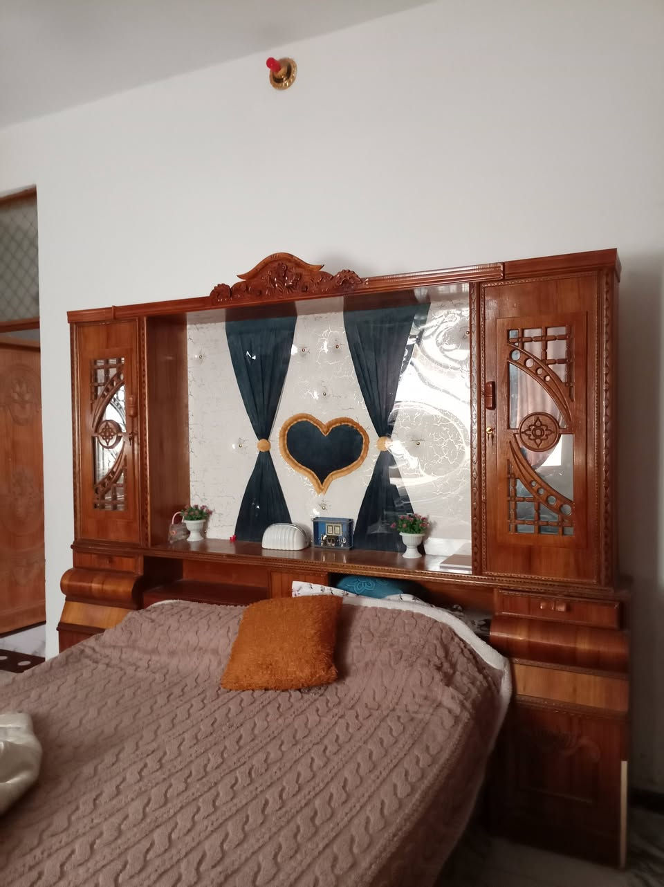 السلام عليكم غرفة للبيع نضيفة كلش سعر ٧٠٠ الي شراي يتصل *********** أو خاص مكان حلة طريق البحمير قريب الكنطرة
