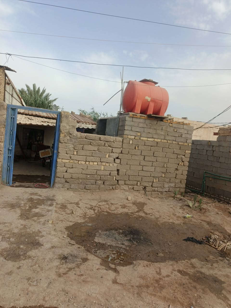 سلام عليكم  بيت للبيع مساحته 280 بناء غرفه وصاله جبيرا ومطبخ وستقبال وطارمه كلش جبيرا  مكانه سديناوية ورا جسر قرب مدرسه تعاون على تبليط بيت مرتب سعرا اتصال على الارقام او مراسلة صفحه.  
***********////***********
