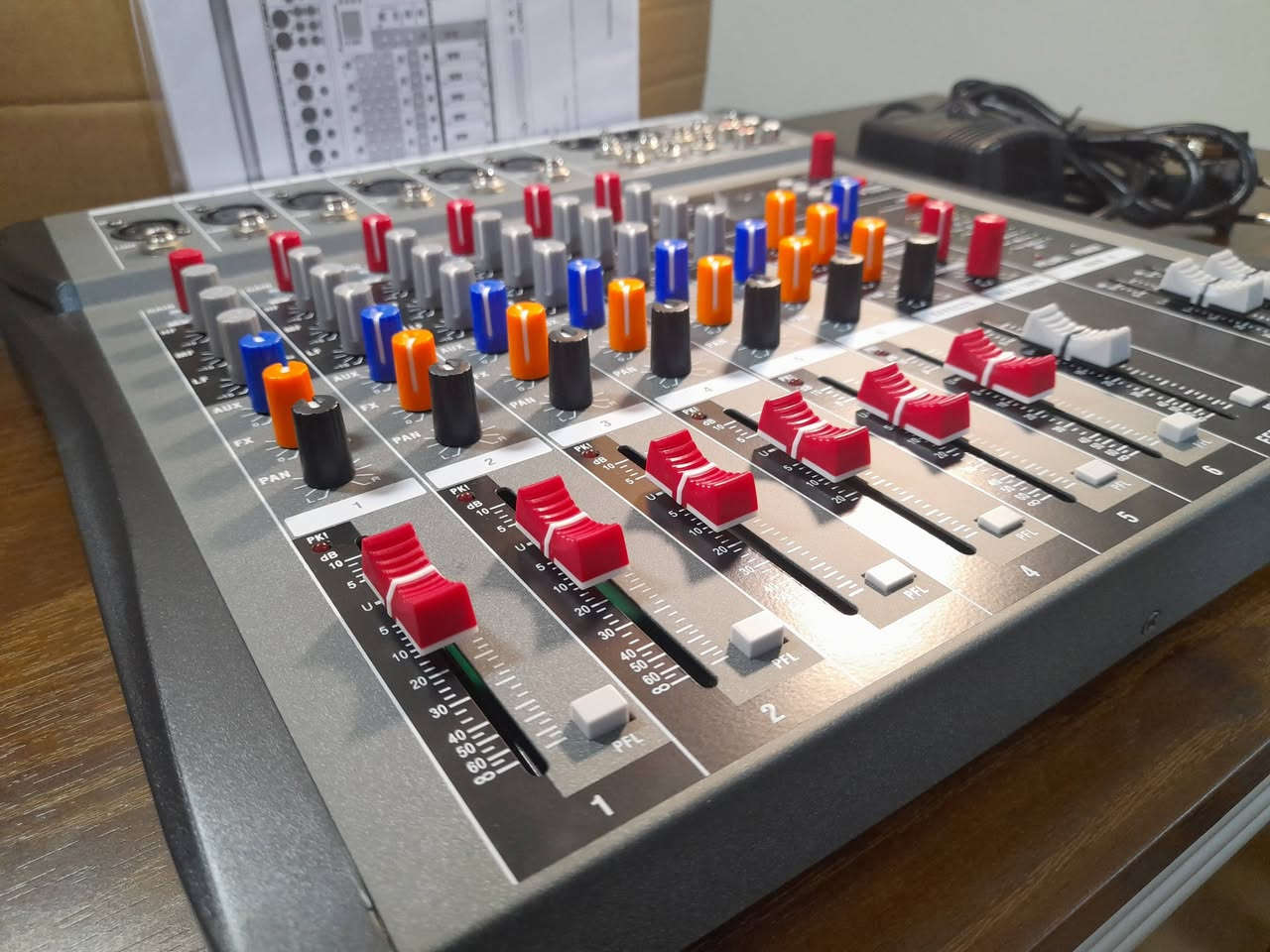 🔥 مكسر ماركة NXG المعروفة  موديل GX6 🔥
جديد تماماً (غير مستخدم) ✨
🎚️ جودة صوت عالية ونقية
🎤 بيه عدة مداخل مايك
⚡ بيه زر خاص للمايكات الكوندنسر (فانتوم باور)
🎛️ يحتوي على عدة مؤثرات صوتية مدمجة
🎧 مخرج سماعات وتحكم سهل
مناسب للاستوديو، التسجيل، والبث 🎶
💰 ألسعر :  ٩٠ الف!


**إذا كنت صاحب هذا الإعلان وتريد حذفه لأي سبب، رجاءا أرسل رسالة إلى الدعم الفني**