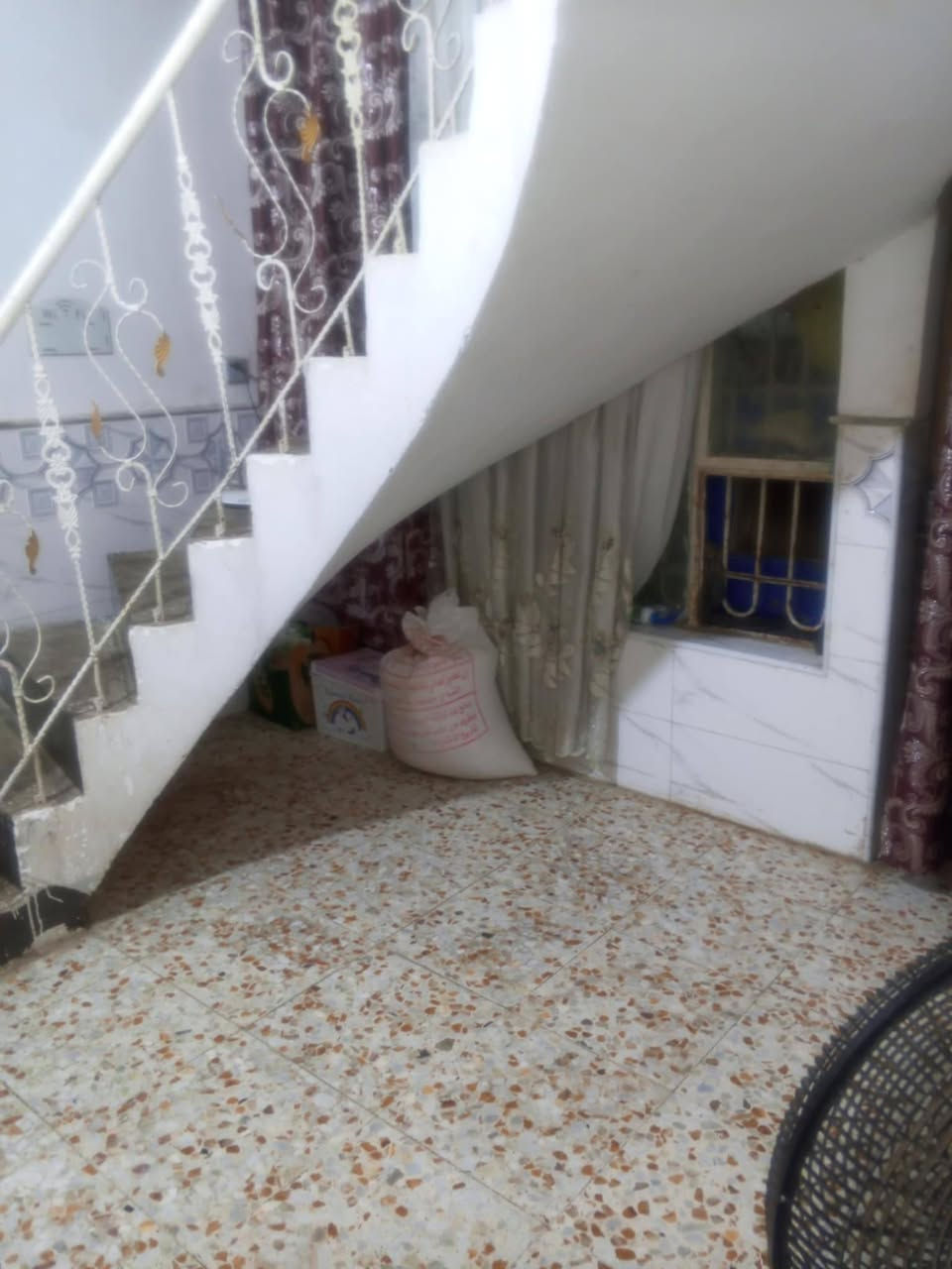 بيت طابقين مساحة 100 متر طابو زراعي سند سند 25 بسمي بناء درجة أول البناء صب طابوق الطابق الأول غرفه و كلدور و مطبخ و صاله و درج دور مرر و صحيات و كراج سيارة و الثاني غرفتين و كلدور العنوان شارع 80 جهة النجف نزلت الساده حي النصر منطقة مرتبه جوارين خير من الله مجاري انترنيت ضوئي خامس بيت عن الشارع الرئيسي قرب مكتب سيد سعد ابو خطه اتصال و بي واتساب *********** قفل 65
