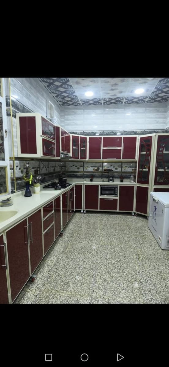 دار للبيع المساحه 220 متر طابقين بناء جديد كونكرية يحتوي على غرفتين وصاله وستقبال ومطبخ وصحياة وحمام الطابق الثاني يحتوي على غرفتين وصاله ومطبخ وصحياة وحمام العنوان حي العسكري الثانيه قرب حسينية ام البنين شارع ٦٠ مرجعة مكتب الكعبي للعقار *********** وتساب اتصال
