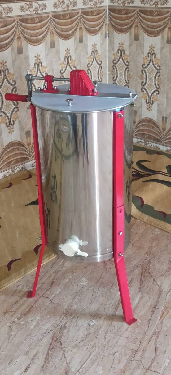 السلام عليكم جماعت النحل هاذي تفيدكم فراز عسل هذا شغل نضيف  طلعلك  العسل صافي 
اليجار خابر وتدلل *********** 
***********
