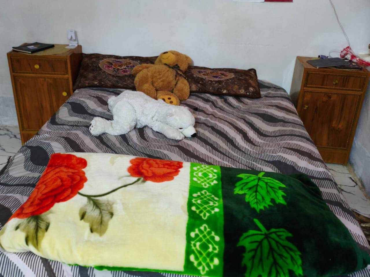 غرفه اخشاب كامله ما عدا التاج ماموجود مع ضرر بسيط مبين بالصورة و دوشك وياها او بدونه مع الدوشك 800و بي مجال بدون الدوشك 700 وبي مجال عنوانه كربلاء ملاحضه دوشك جداا نظيف و الغرفه ايضا للاستفسار الاتصال ***********
