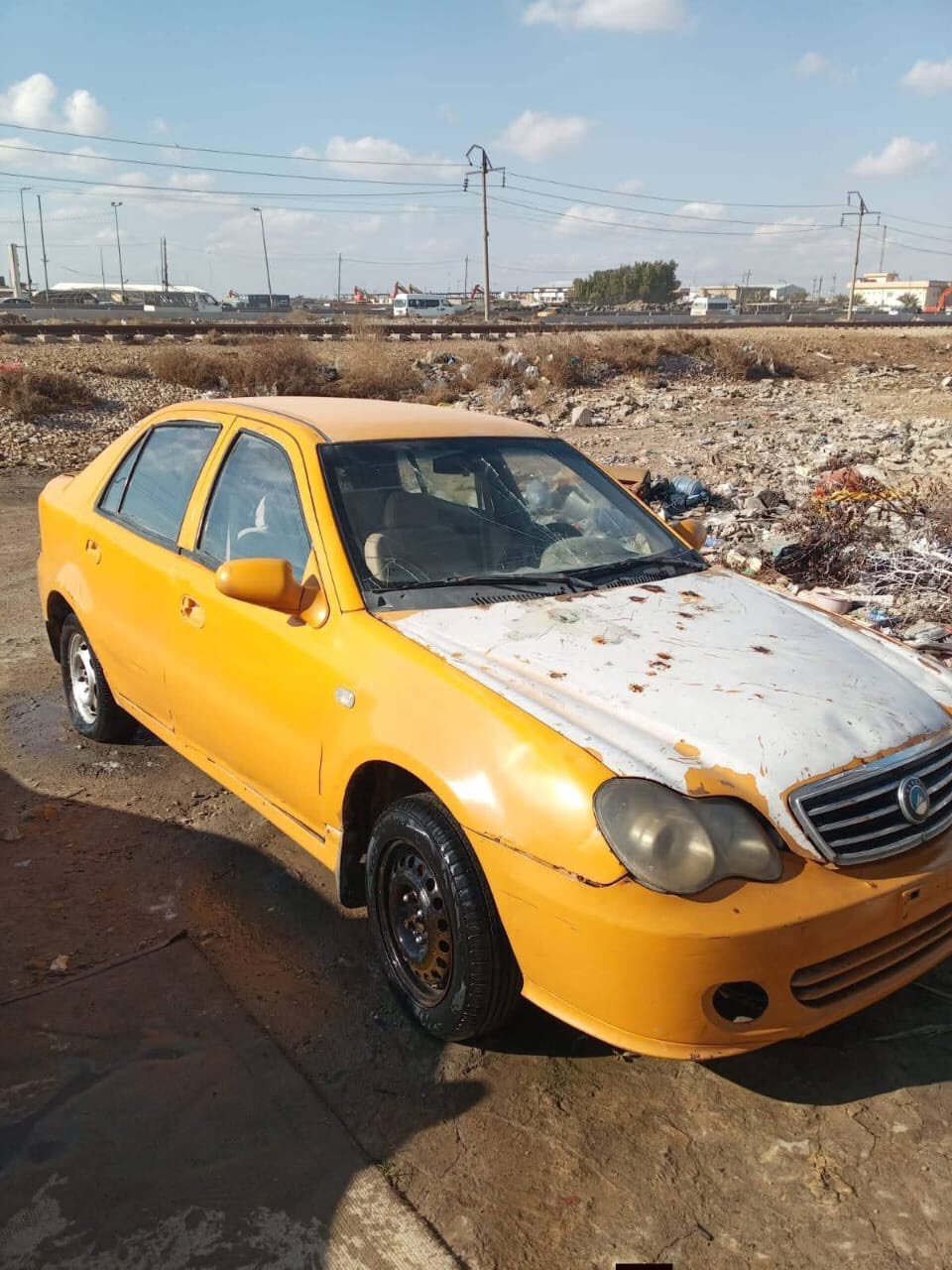 سيارة تاكسي باللون الأصفر معروضة للبيع. بحاجة إلى بعض العمل في الجسم الخارجي وبعض القطع المفقودة. هذه السيارة مناسبة للاستخدام داخل المدينة أو لتعديلها حسب الحاجة. السعر قابل للتفاوض بناءً على حالة السيارة واحتياجات المشتري.