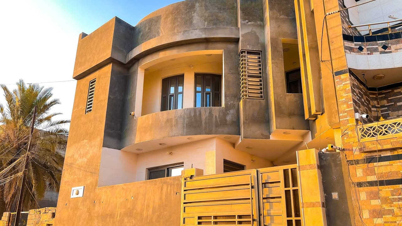 السلام عليكم بيت للبيع بناء حديث درجه اولى 
والتفاصيل توجد داخل المنشور وعند رؤية البيت توجد تفاصيل اضافيه للبيت .البيع مع الاثاث بسعر او بدون الاثاث بسعر والرجاء الي مايشتري لايتعب روحه ويعلق لان اعرف كم واحد هسه يكول كاتب جريده وماكاتب السعر هذا شي خاص بيه عزيزي وانه ممنون منك🌹 الموقع خلف مدرسة الاستقلال  في الصوب الصغير جيران عماد ابو الثلاجات للاستفسار مراسلة الصفحه او الاتصال على الرقم ***********
