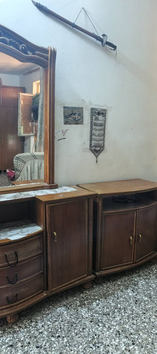 سلام عليكم غرفه خشب صاج نجاره اصلي  للبيع جاهزه حلوه مرتبه وياها كنتور ست ابواب وبي ملاحضات بسيطه سعرها 540 وبيها مجال عنواني ابودشير ***********
