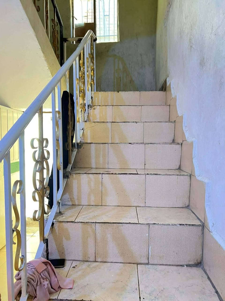 #دارللبيع حي الفرات قريب على السايدين مال كلية الطب
شارع سيد ناصر يقع على ساحة 

المساحة:  226 واجهه 10
طابقين.

الطابق الاول كونكريت: 
. غرفتين 
. صاله
. براني 
. مطبخ. 
. صحيات. 
طارمه 
غرفتين
كونكريت

الطابق الثاني عكاده 

للاستفسار اكثر خاص او واتساب 

***********
