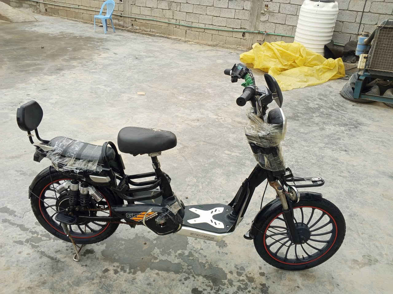 السلام عليكم بايسكل شحن للبيع موديل 24 جاهز وشغال بطاريات جدد اربعه گير
للستفسار ***********
