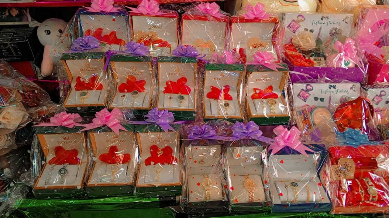 أجواء الميلاد بدأت يم سنتر كيمو🎅
أشجار أوربية كثيفة وفخمة، ملابس الاطفال بابا نويل وانواع الهدايا الرجالي والنسائي كرات زينة راقية، غزلان أنيقة، وبابا نوئيل يضيف لمسة سحرية لكل زاوية 🎁
متوفرة أيضًا جميع أنواع النشرات الميلادية بألوان وتصاميم مميزة ❤️
خلي ديكور بيتك يلمع بروح العيد ✨
تعالوا شوفوا التشكيلة الحصرية قبل لا تخلص 🌟***********
