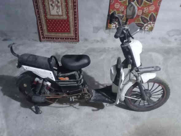 السلام عليكم للبيع دراجة شحن بطاريات عاطلة السعر ٢٠٠ الف وبيها مجال مكاني البياع تقاطع درويش رقمي ***********
