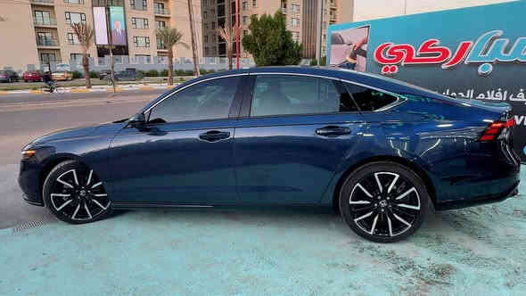 السلام عليكم 

هوندا اكورد تورنك 2025فوووول للاخير 

السيارة جديده بمعنى الكلمة واحلى من الصور 
ماشية 450 ميل بعده شركه 
مواصفات 

• مكينة هايبرد 

• شفتات ستيرن 

• شاشة كبيرة

•فتحة سقف 

• كاميرا خلفية

• كشنات تدفئة وتبريد امامي 

الخلفي تدفئة 

كشنات ذاكرة 

4 وضعيات قيادة 

• رادار امامي خلفي جانبي 

• مانع تصادم

• محدد مسار 

• تصحيح مسار

• شفتات بالستيرن

.سماعات boos

• مثبت سرعة

• مانع انزلاق

• دخول ذكي 

قفل ذكي 

• إنارة ترحيبية

• هندبريك كهرباء 

• حساسات مطر 

• أوامر صوتية

. تشغيل عن بعد 

.قطعتين تبريد 

.كشنات جلد

داتو شاو يعرض على الجامة 

لايت LED امامي خلفي 

فول الفول شنو بالك مواصفات بي حادثه بلمنشور موجود بس هلال جاملغ صبغ يعني مو جاملغ كامل
للاستفسار على الرقم
*********** بغداد
