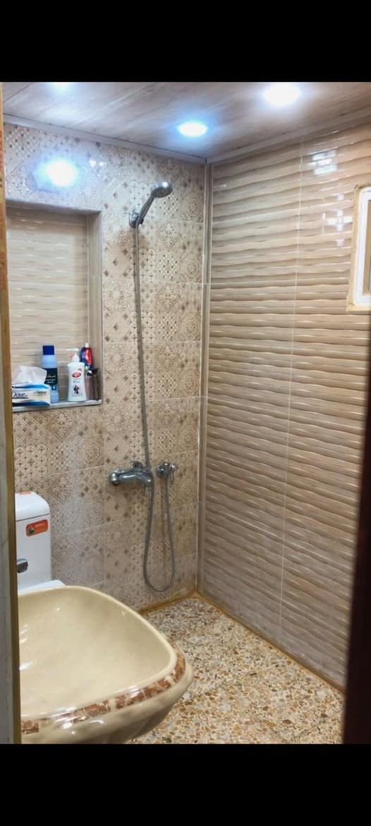 بيع  مستعجل بيت 100 حي الجزيرة
فرع الصيدلية قريب كلش ع شارع العام
سعره 115 وبي مجال
***********
