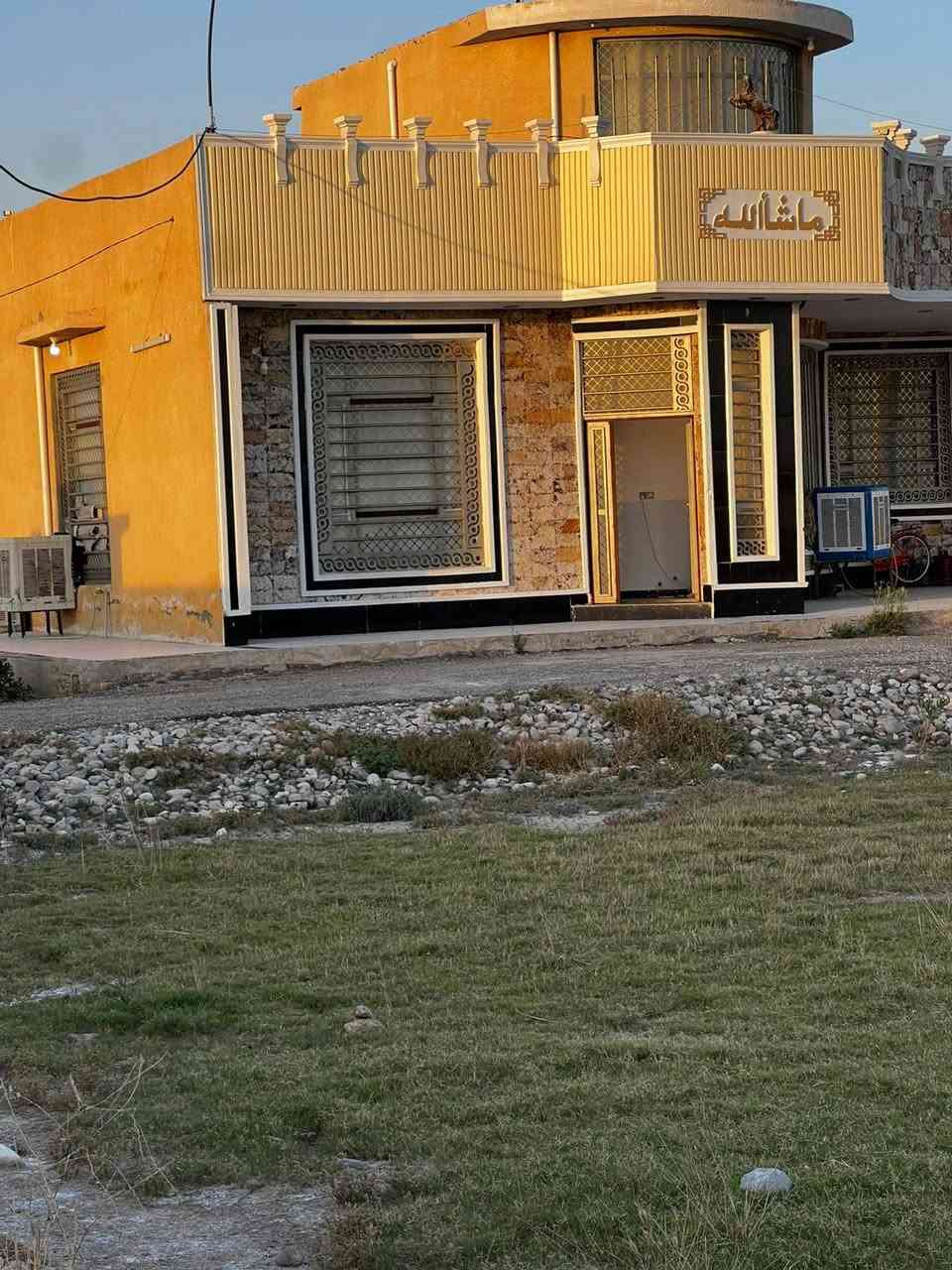6دونم للبيع من ضمنه دار سكن مساحته 270متر 
بناء حديث 
يحتوي على ثلاثة غرف نوم واحد منهم سويت وهول ومطبخ حار وبارد واستقبال 
♦️التبليط واصل إلى الباب♦️
⬅️ بــــنـــــــاء حـــــديــــــث 
⬅️ السقف صب كونكريت 
⬅️ الأرضية الجدران سراميك
⬅️كراج كبير جدا  
⬅️حديقة كبيره جدا 
⬅️نوع العقار عقد 117[يحول في اسم المشتري]
⬅️والتبليط واصل في الباب 
4دوانم مشجره نخيل عدد النخيل 70نخله
 مع حقل عجول عدد 6حضاير ومخزن علف 
ومحولة كهرباء وماء اساله خطان 
♦️نوع العقار عقد 117♦️ 
♦️يحول في اسم المشتري♦️
   ♦️والتبليط واصل في الباب♦️
السعر 150مليون وقابل للتفاوض 
📍العنوان محافظة واسط الكوت
    قرب معامل طابوق ابو عايد التميمي 
للاستفسار الاتصال على الارقام التالية 
‏‪‏‪***********‬‏الاتصال
***********الاتصال
***********الواتساب
مكتب دلالية أهل الديرة للعقار
