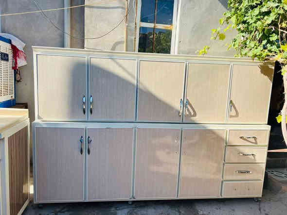 كاونتر للبيع مترين ونصف
السعر 350 الف وبي مجال شي قليل
***********
