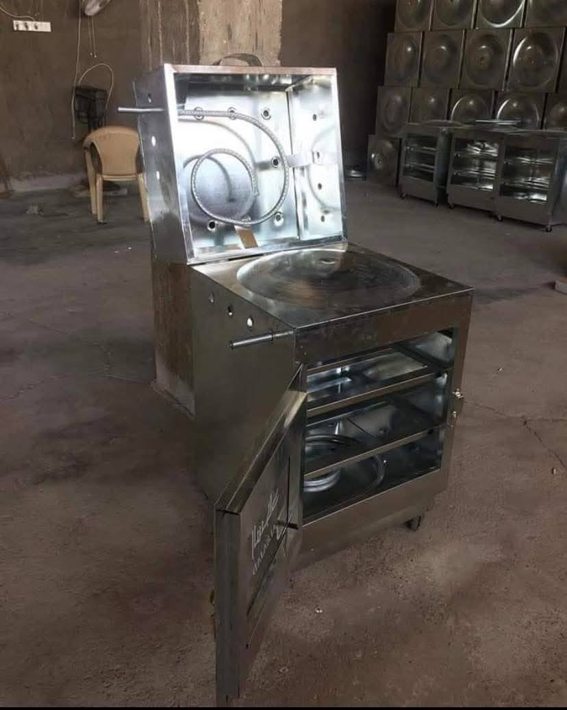 السلام عليكم طباخ مصري للبيع 4 مشاعل وعربانة طفل ناركة جونيورز الاصلية وسيارة طفل ترفيه للبيع واوفن شغال لشوي وفرن السجاد يتكون من مكان لخبز ومكان لسياح ومكان شوي لصينتين شوي مكاني الشعب شارع الصحه لتواصل ***********
