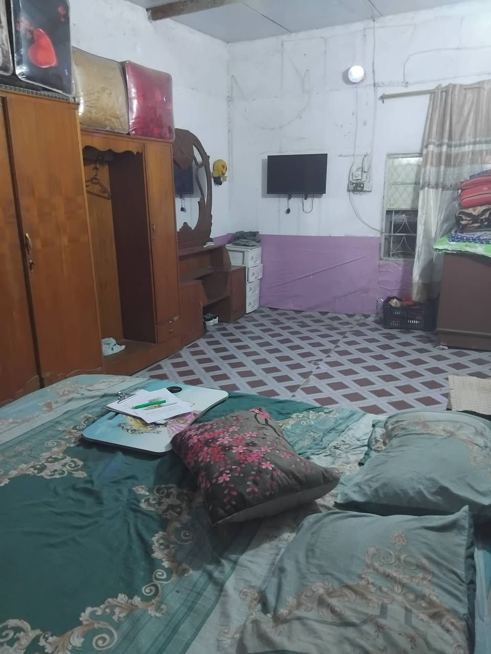 بيت بلدية بدون رقم  للبيع في كربلاء حي الصمود مساحة 200 متر بيه غرفتين نوم وصالة ومطبخ واستقبال ومناور ثنين وكراجات ثنين سعر ب ١٢ وبيه مجال شراي يتصل عل رقم ***********
