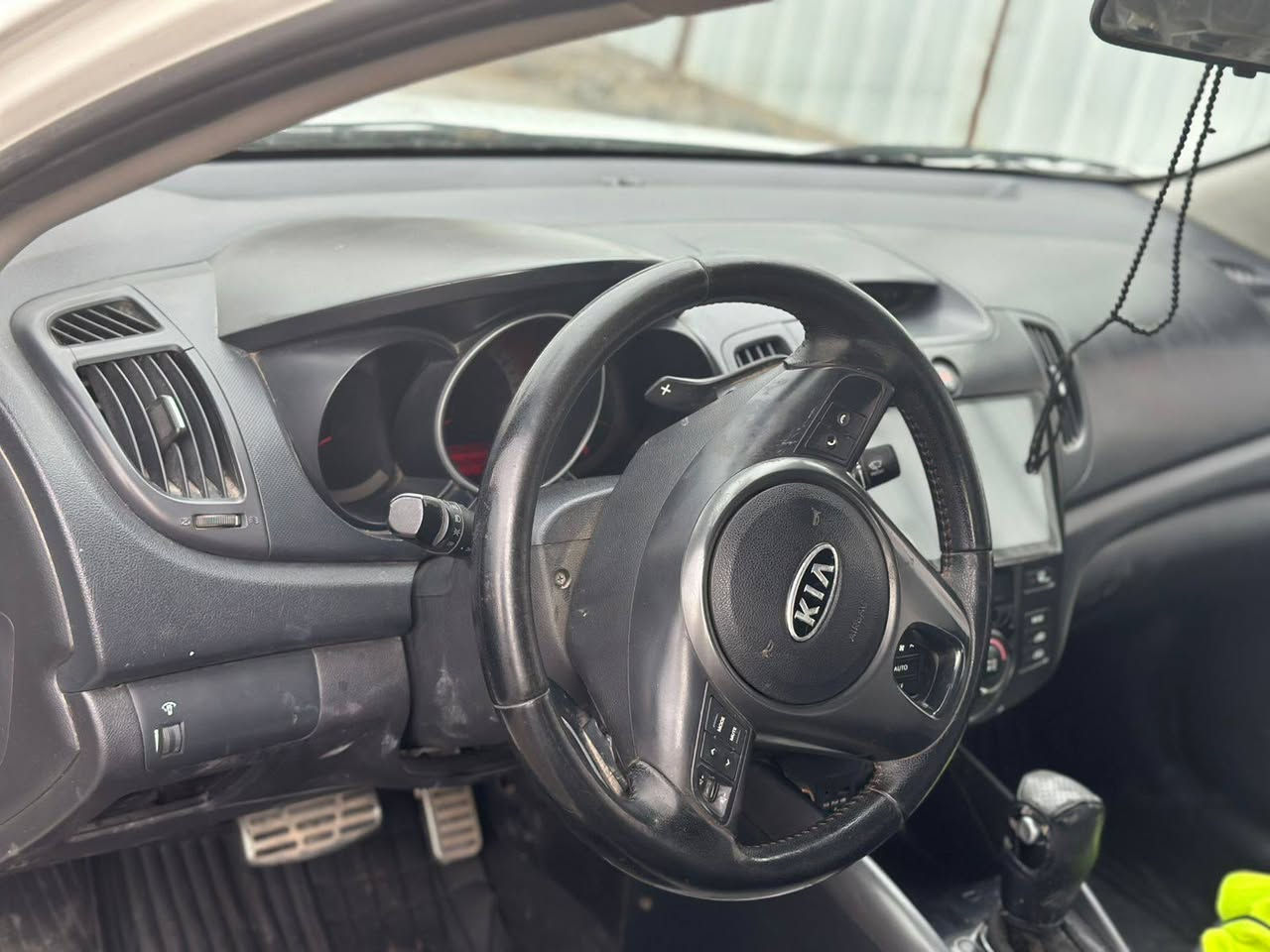 سيراتو 2012  خليجي نص فول  كفاله من الصبغ والتبديل ماعده بارد جامغل امامي رقم سليمانية وكالة باسمي كير مكينه تبريد بل كارتون ما نقصه شي سعره 110 وبيه مجال بسيط مكاني بغداد 
***********
