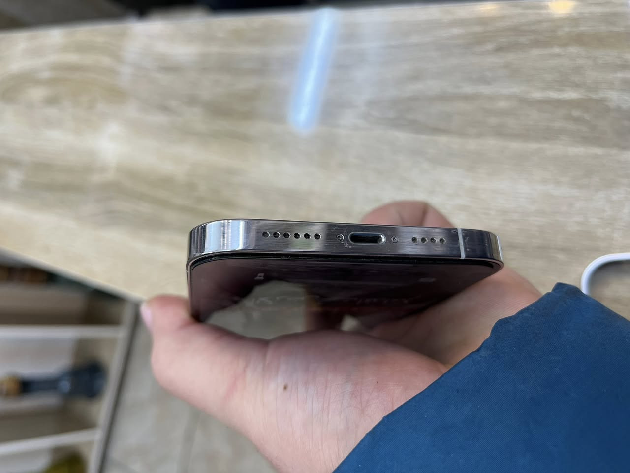 السلام عليكم
عندي ايفون ١٣برو ماكس ذاكره ٢٥٦ بطاريه ٩٢ مرفوعه 
لون ابيض فقط ضهر مفطر
بس مماثر ولا متاثرات كامرات وبي كفر ١٧ سلفر  بصمه وجه شغاله كلشي شغال حته ضمان انطي بي فقط شهر مفطر وكع مني وتفطر
سعره ٥٥٠ وبي مجال بصيط عنوان شعب قرب مكوى الخضراء 
***********
