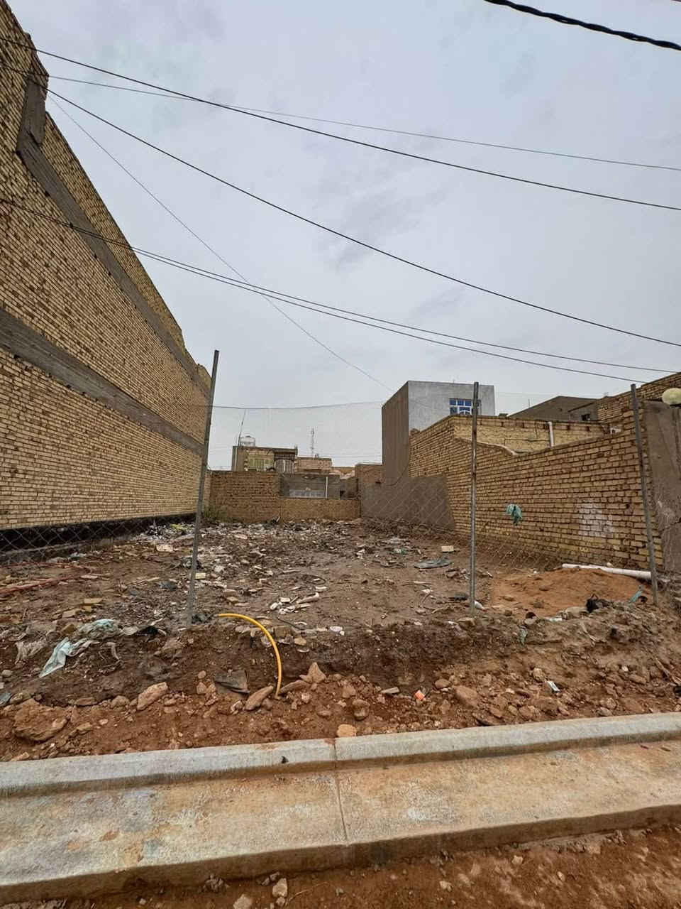 فرصة استثمارية وسكنية في الديوانية - حي الزهراء.. الأرض التي تبحث عنها جاهزة للبناء!

إذا كنت تخطط لبناء بيت العمر أو تبحث عن استثمار آمن ومضمون يرتفع سعره قريباً، فهذه فرصتك.

 الموقع المميز: الديوانية - حي الزهراء (المنطقة الواقعة خلف جامع أهل البيت) - موقع هادئ، راقٍ، وقريب من الخدمات الأساسية.

تبعد 1 كليو متر عن شارع الاسكان العام

 المساحة: 200 متر مربع (واجهة وأبعاد ممتازة لاستغلال كل شبر في التصميم).

 بنية تحتية كاملة وجاهزة:

المنطقة مخدومة بالكامل ولن تحتاج لانتظار المشاريع:

 شبكة إسالة ماء صافي.

 منظومة مجاري متكاملة وأرصفة.

 كابل ضوئي (إنترنت فائق السرعة واصل للمنطقة).

 ميزة إضافية: أعمال التبليط قريبة جداً (اشتري الآن بالسعر الحالي قبل الارتفاع المتوقع بعد التبليط!).

 السعر: 90 مليون دينار عراقي (وبي مجال بعد المعاينة).

       بالامكان بيع نصف 

 للتواصل المباشر والاستفسار (اتصال أو واتساب):

 ***********

 ***********

أو يمكنك مراسلتنا مباشرة عبر رسائل الصفحة.

[#عقارات_الديوانية](https://www.facebook.com/hashtag/%D8%B9%D9%82%D8%A7%D8%B1%D8%A7%D8%AA_%D8%A7%D9%84%D8%AF%D9%8A%D9%88%D8%A7%D9%86%D9%8A%D8%A9?__cft__[0]=AZbw7YCPvbAQAkaFF_5mXcRihG5VGJ64k7S8rzky_2yjHHqGKibmmELz93Ye5mYf9M4s7NGVP0YlBL2Bz58zQqnk_4H3ecJKEnt9MCojsprhtzit7Ue4clQlPNsSvYs89xSfRPTRbDnHTkpSFduJFFi6po4fJsGVcpMYsYQjewaD-B6sf5KDhvpu_-rzBpuW80R1dX2PRTJ9j2l5Mt4R9u9w&__tn__=*NK-R) [#حي_الزهراء](https://www.facebook.com/hashtag/%D8%AD%D9%8A_%D8%A7%D9%84%D8%B2%D9%87%D8%B1%D8%A7%D8%A1?__cft__[0]=AZbw7YCPvbAQAkaFF_5mXcRihG5VGJ64k7S8rzky_2yjHHqGKibmmELz93Ye5mYf9M4s7NGVP0YlBL2Bz58zQqnk_4H3ecJKEnt9MCojsprhtzit7Ue4clQlPNsSvYs89xSfRPTRbDnHTkpSFduJFFi6po4fJsGVcpMYsYQjewaD-B6sf5KDhvpu_-rzBpuW80R1dX2PRTJ9j2l5Mt4R9u9w&__tn__=*NK-R) [#أرض_للبيع](https://www.facebook.com/hashtag/%D8%A3%D8%B1%D8%B6_%D9%84%D9%84%D8%A8%D9%8A%D8%B9?__cft__[0]=AZbw7YCPvbAQAkaFF_5mXcRihG5VGJ64k7S8rzky_2yjHHqGKibmmELz93Ye5mYf9M4s7NGVP0YlBL2Bz58zQqnk_4H3ecJKEnt9MCojsprhtzit7Ue4clQlPNsSvYs89xSfRPTRbDnHTkpSFduJFFi6po4fJsGVcpMYsYQjewaD-B6sf5KDhvpu_-rzBpuW80R1dX2PRTJ9j2l5Mt4R9u9w&__tn__=*NK-R) [#استثمار_عقاري](https://www.facebook.com/hashtag/%D8%A7%D8%B3%D8%AA%D8%AB%D9%85%D8%A7%D8%B1_%D8%B9%D9%82%D8%A7%D8%B1%D9%8A?__cft__[0]=AZbw7YCPvbAQAkaFF_5mXcRihG5VGJ64k7S8rzky_2yjHHqGKibmmELz93Ye5mYf9M4s7NGVP0YlBL2Bz58zQqnk_4H3ecJKEnt9MCojsprhtzit7Ue4clQlPNsSvYs89xSfRPTRbDnHTkpSFduJFFi6po4fJsGVcpMYsYQjewaD-B6sf5KDhvpu_-rzBpuW80R1dX2PRTJ9j2l5Mt4R9u9w&__tn__=*NK-R) [#عقارات_العراق](https://www.facebook.com/hashtag/%D8%B9%D9%82%D8%A7%D8%B1%D8%A7%D8%AA_%D8%A7%D9%84%D8%B9%D8%B1%D8%A7%D9%82?__cft__[0]=AZbw7YCPvbAQAkaFF_5mXcRihG5VGJ64k7S8rzky_2yjHHqGKibmmELz93Ye5mYf9M4s7NGVP0YlBL2Bz58zQqnk_4H3ecJKEnt9MCojsprhtzit7Ue4clQlPNsSvYs89xSfRPTRbDnHTkpSFduJFFi6po4fJsGVcpMYsYQjewaD-B6sf5KDhvpu_-rzBpuW80R1dX2PRTJ9j2l5Mt4R9u9w&__tn__=*NK-R)
