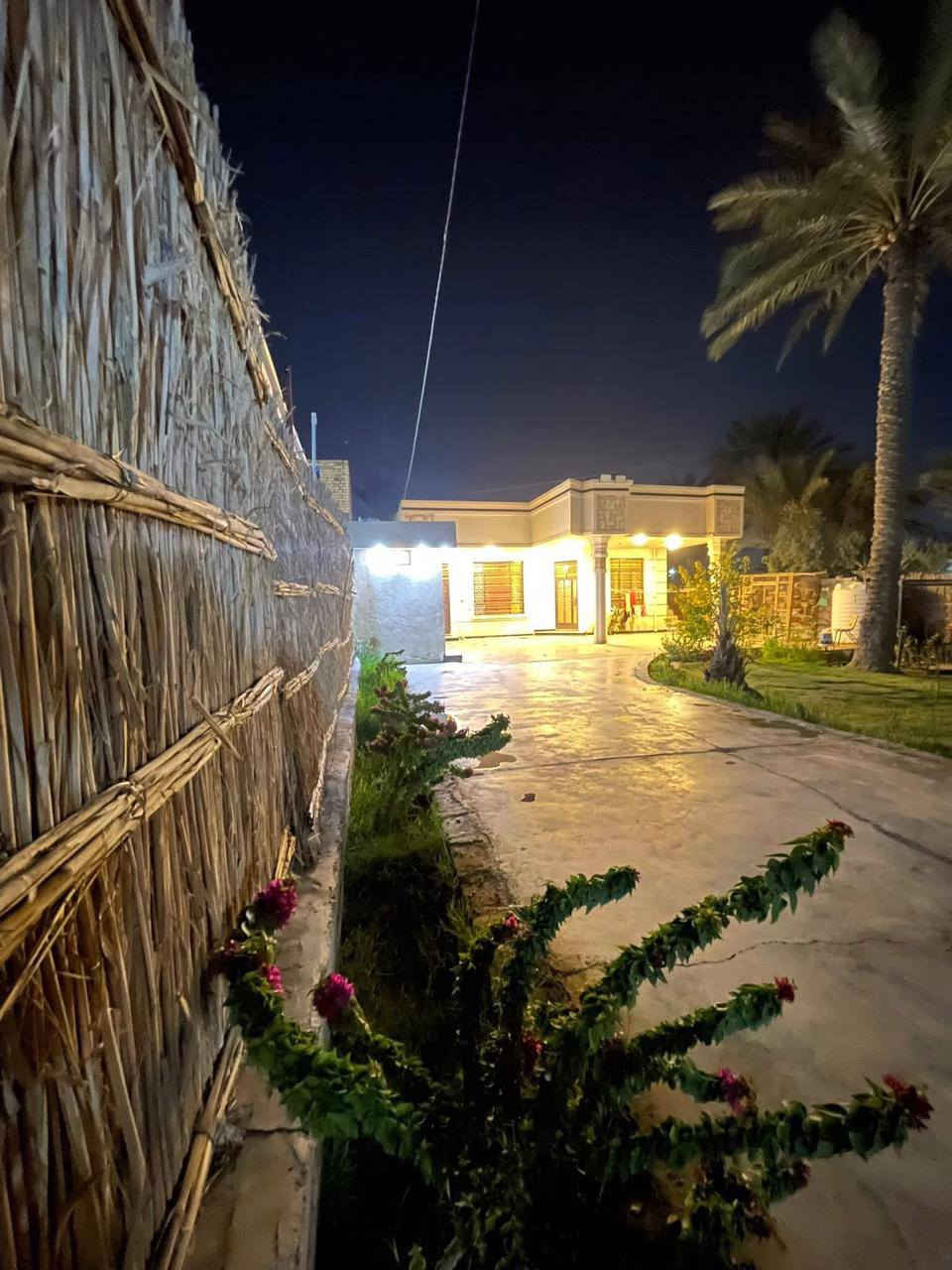 سلام عليكم
دار للبيع  🚞 

مساحه 550  متر واقع حال 850  متر واجه ١٨ متر طابو زراعي سند 25 عله طابو المحموديه بناء حديث ٣ غرف نوم حمامات  2 بناء سنه 2024 العنوان خلف بازين خانه حي الصفاء قرب حولي المحموديه تبليط الباب البيت مدرسه قريبه  ماء خطين +بير الاستفسار الاتصال صاحب البيت ***********
