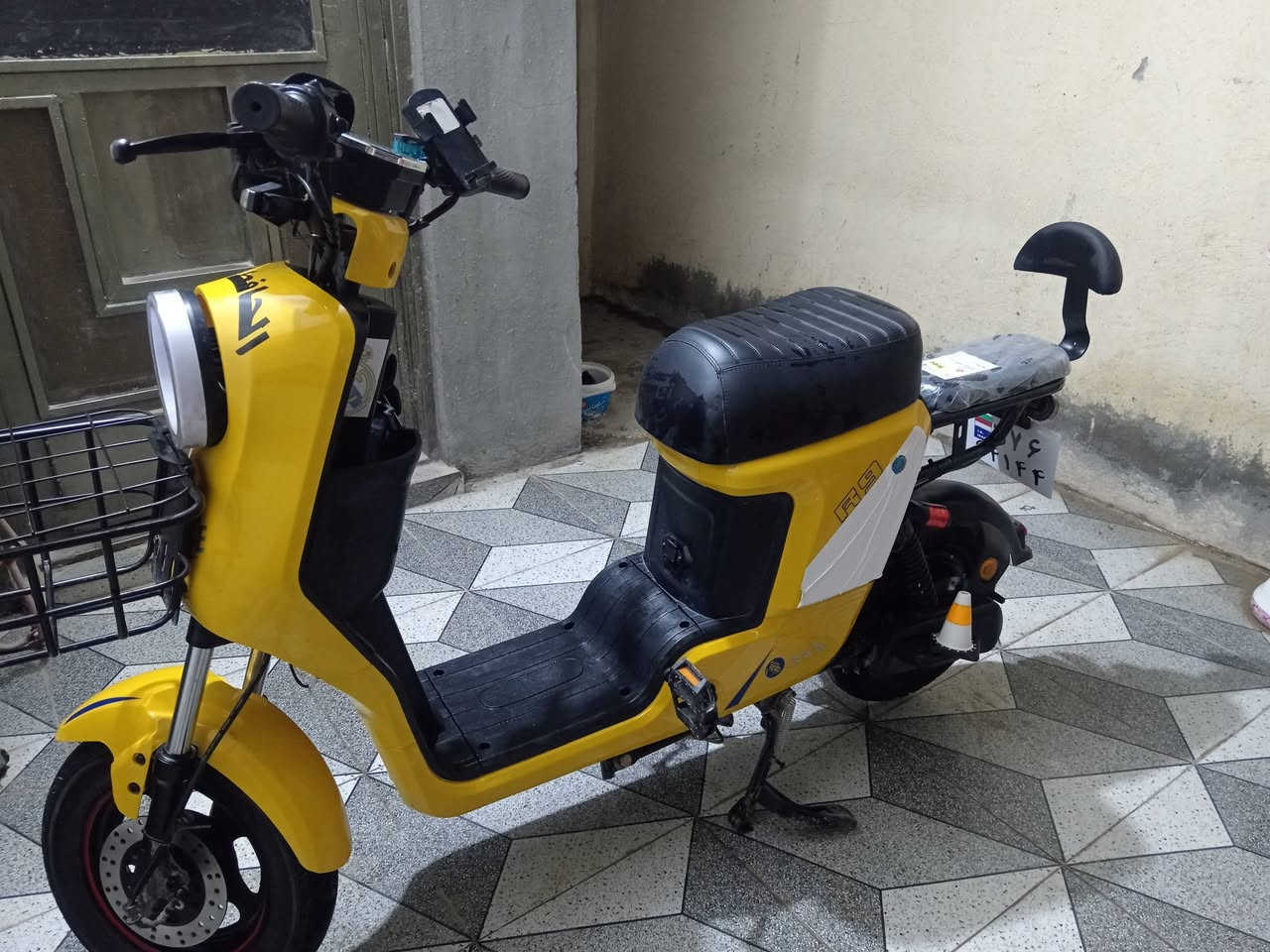 سلام عليكم ورحمة الله وبركاته اخون دراجه شحن آر 9 فول موصفات دراجه نضيفه بطاريات ٣٢ امبير موضحه كداكم سعر 400 أو بيهه مجال او مراوس بطه أو أي شي تفاصيل خاص او رقم ***********
