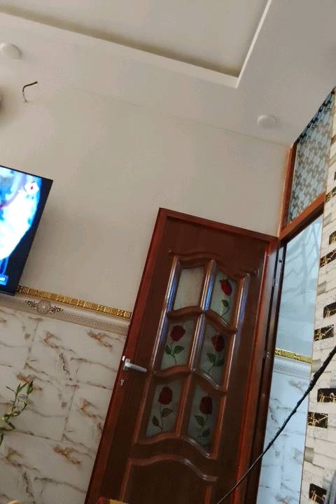 قرب سوق بغداد الجديدة خلف مطعم رزاق الفلافل مساحة ٤٤ متر متكون صالة وحمامات مطبخ الطابق الثاني غرفتين مع بلكونة  وسطحين 