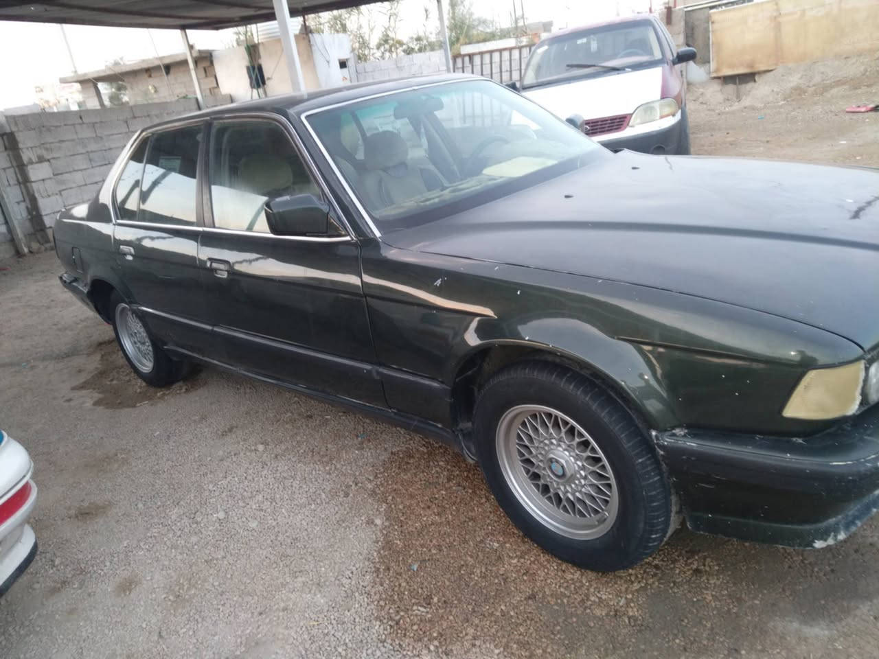 بيءم دبليو حجم 735
موديل 88
رقم انبار سنويه مجدده تحويل مباشر 
لون زيتوني 
كير عادي محرك حلو
تخم تاير ويل كب 
صدر حلو 
لايت زنون 
كهربائيات شغاله 
سياره يرادلها ترتيب بسيط 
العنوان الرمادي ال سبعه كيلو للاستفسار هاتف ***********
