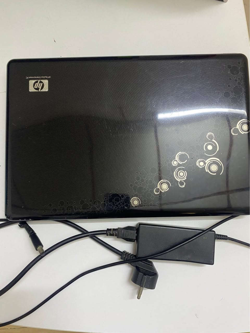 80الف وبيه مجال لابتوب HP Pavilion dv6 الجهاز نظيف ومستعمل بعناية، تم عمل صيانة كاملة وتنظيف داخلي له، وتنصيب نظام جديد
⚙️ المواصفات
 المعالج (CPU): Intel Core 2 Duo P8800 بسرعة 2.66\text{ GHz} (معالج قوي واعتمادي جداً).
 الذاكرة (RAM): 4GB RAM (تضمن استجابة سريعة وسلاسة في التنقل).
 النظام (OS): ويندوز 10 محدث بالكامل مع كافة التعاريف الرسمية الحديثة.
 الملحقات: يأتي مع الشاحن الأصلي الخاص به
🎮 قسم الألعاب (تشغيل ببجي وألعاب مميزة):
الجهاز ممتاز لتشغيل الألعاب والمتوسطة
 لعبة ببجي (PUBG Mobile): يمكن تشغيلها
 ألعاب شهيرة أخرى: تشغيل ألعاب مثل Counter-Strike و GTA San Andreas و Need for Speedبكفاءة والعاب اخرى
🎯 الاستخدامات اليومية الممتازة للجهاز:
 الدراسة والتعليم: مثالي جداً للطلاب للمحاضرات، البحوث، والدراسة أونلاين.
 الأعمال المكتبية: سريع جداً في تصفح الإنترنت، فتح مواقع التواصل، واستخدام برامج الـ Office (ورد، إكسل).
 الترفيه المنزلي: ممتاز لمشاهدة الأفلام واليوتيوب بدقة عالية بفضل شاشته الواضحة وصوت الـ SRS النقي.
⚠️ ملاحظة هامة جداً (للأمانة وثقة البيع)
الإنترنت يعمل على الجهاز بسرعة واستقرار تام عبر كابل الشبكة الأرضي (Ethernet) والواي فاي الداخلي يحتاج فقط لتفعيل الجهاز لقطة ويفيد جداً للاستخدام المنزلي أو المكتبي الثابت على الكابل لانه بطاريه الجهاز ميته ويحتاج على بطاريه جديده او ربطه على الشاحن طوال الاستخدام ولن تحتاج لبطاريه
 📍 الموقع: أربيل لاوان ستي (التسليم مباشر ومتاح فحص وتجربة الجهاز قبل الشراء)
 💰 السعر: [80] الف (وبيه مجال للشراي الفوري الجاد) أربيل, العراق


**إذا كنت صاحب هذا الإعلان وتريد حذفه لأي سبب، رجاءا أرسل رسالة إلى الدعم الفني**