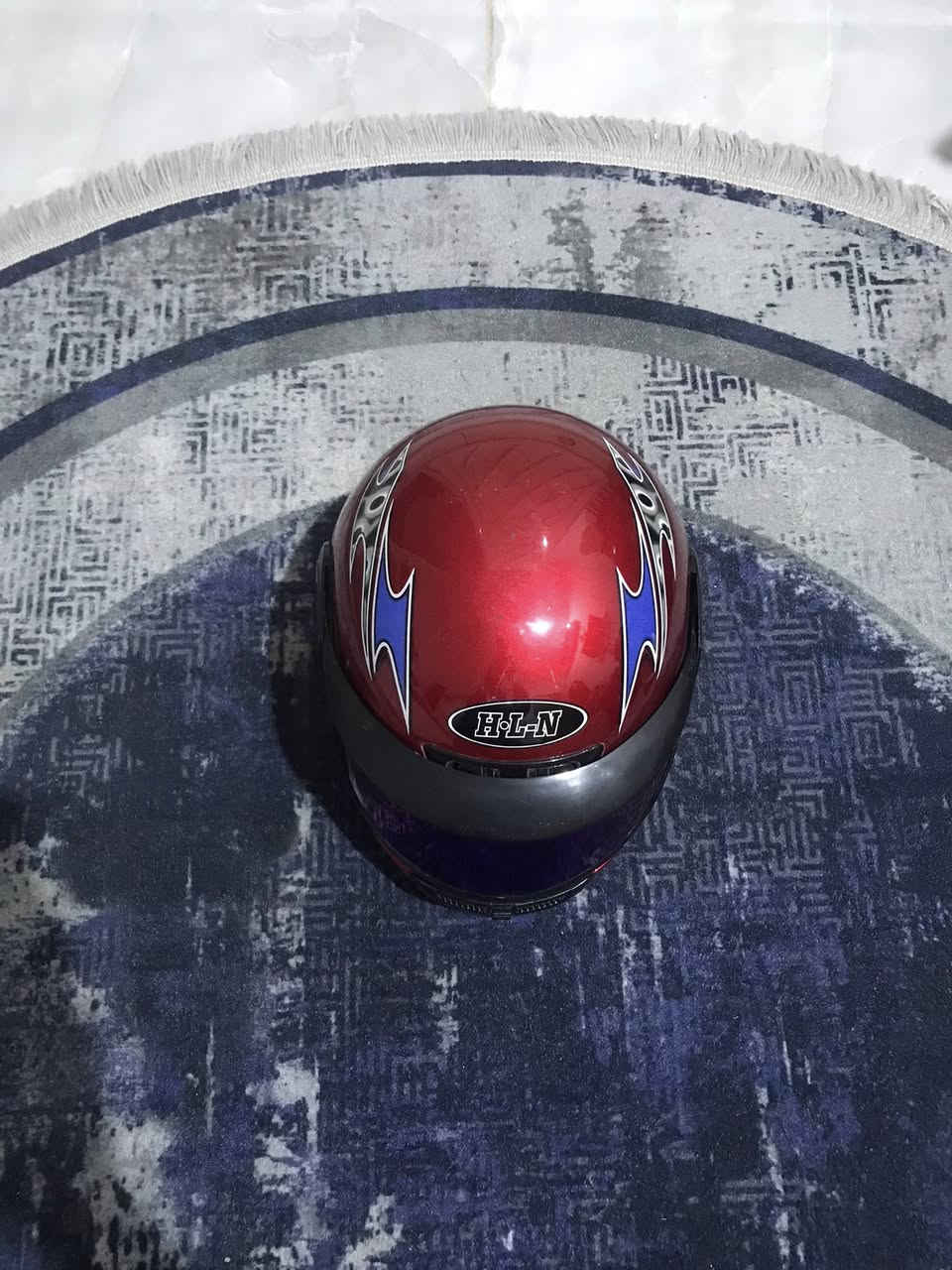 السلام عليكم
الخوذه الوحدة على 15 
المري إصليات الوحده 10 
لايت دولفين بس حطله كلوب يشتغل 
النظارات قيم وأخذ 
مامتواجد على الفيس 
***********
