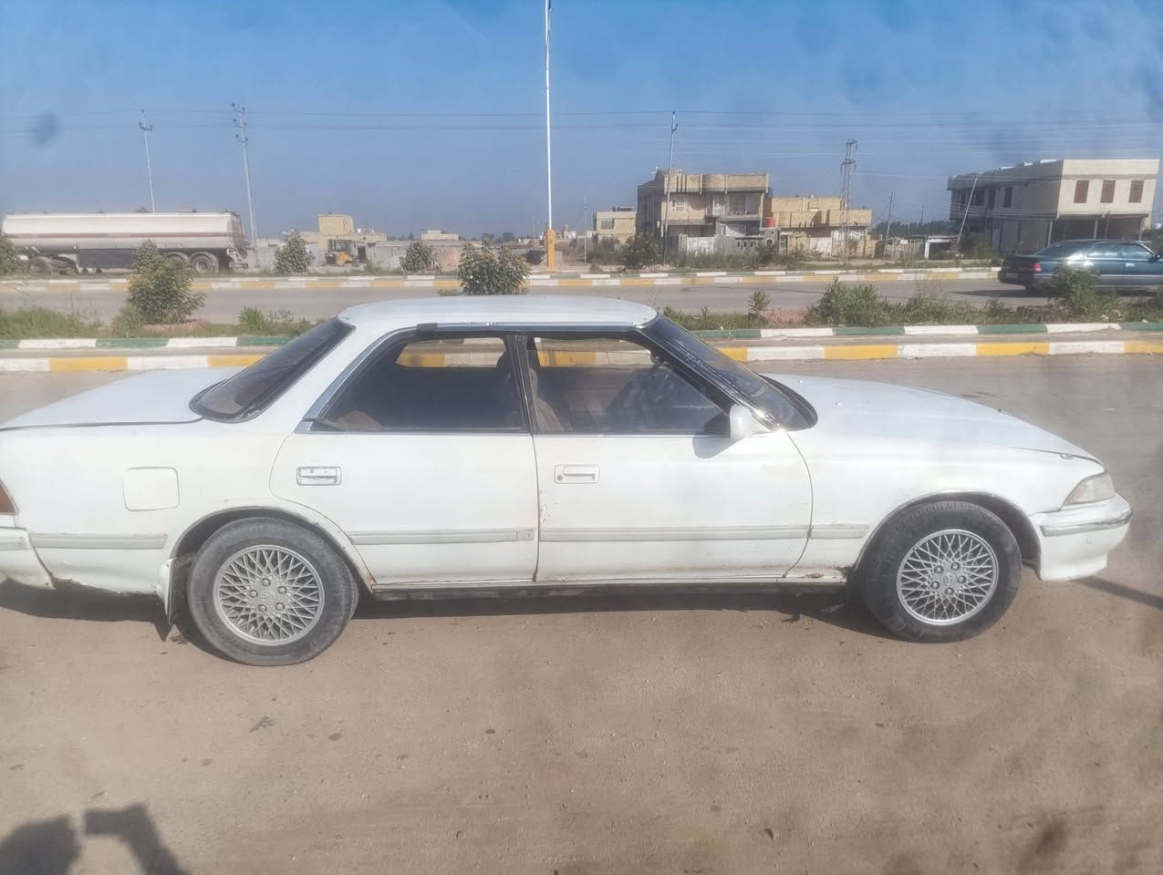 سيارة مارك 2 مسطرة
محرك ونجي 6
سنوية باسمي رقم انكليزي تنتهي ب2030
سيارة نظيفة كهربائيات شغالة غرفة نظيفة
رايدها 35 
مكانها شطرة 
***********
هزة جديدة
وبيها مجال للشراي
برانكيتات مامخيسات حدادية نص
