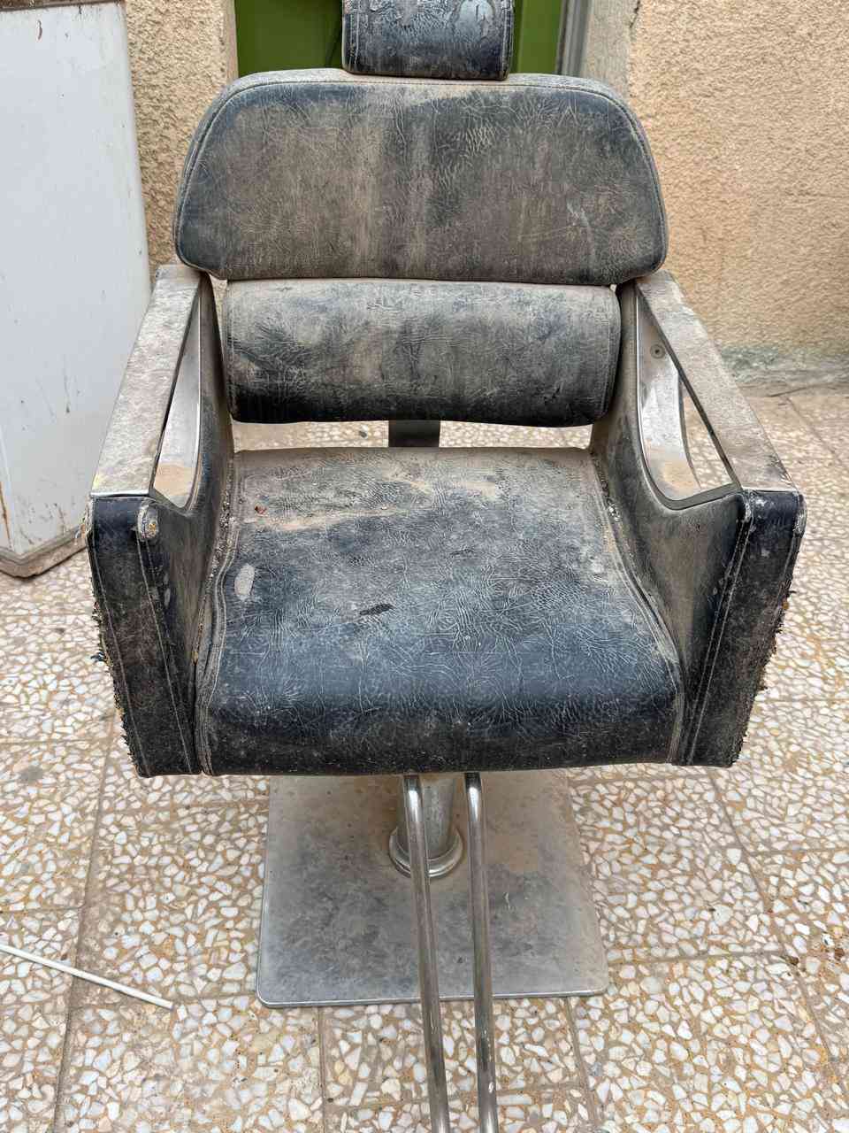 للبيع صفحه كامله مال حلاقه 2 ميز حلاقه وقطعه ارفوف وكراسي 2 خشب طبيعي ***********
