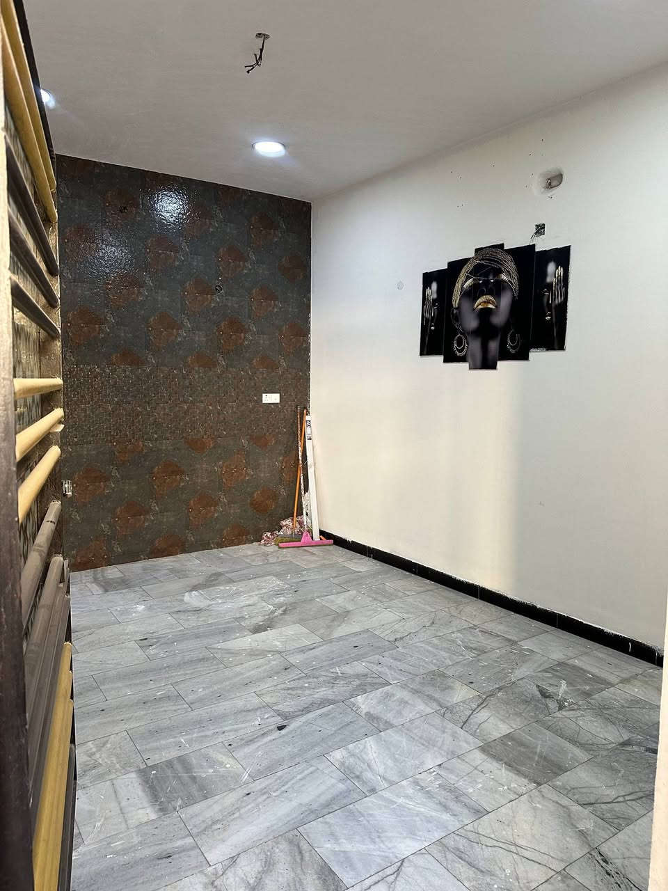 #دار للايجار 
#طابق #ثاني
بناء جديد/صالة/ مطبخ/ غرفتين نوم/ خدمات/ سطح/ ((معزول من ناحية الماء والكهرباء والدرج..))
نظيف جدا موقع مميز ..
الفرع العريض..مجاور متنزه الجمهورية.
(#للاتصال صاحب البيت مباشرة=  ***********)واتس اب.
