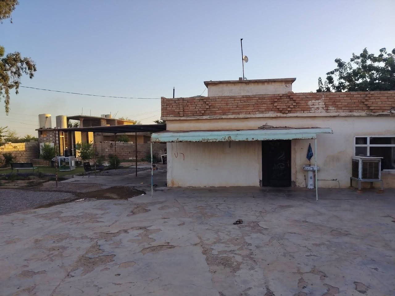 يوجد دار للبيع في قضاء الحويجة /قرية الدبس
عالشارع الرئيسي بالدبس 
اول بيت ركن بابو صاد عالمستشفى الاهلي .
البيت بناء قديم .
المساحة الكلية خير من الله ٧٥٠ متر .
يعني تكدر تسوي بي ٣ بيوت .
السعر المطلوب ( ١٠٠ )مليون 
وبي مجال للأستفسار الاتصال على هذا الرقم 

***********
