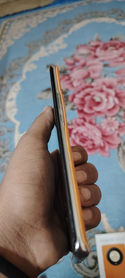 السلام عليكم هونرx9bذاكره 256 رام 8+8 بطاريه 5800 الجهاز فقط الفلاش وسماعه فجئه وكفن والباقي كله شغال فقط الي ذكرته فلاش وسماعه. سعر 150العنوان بغداد العامريه   رقم الهاتف ***********
