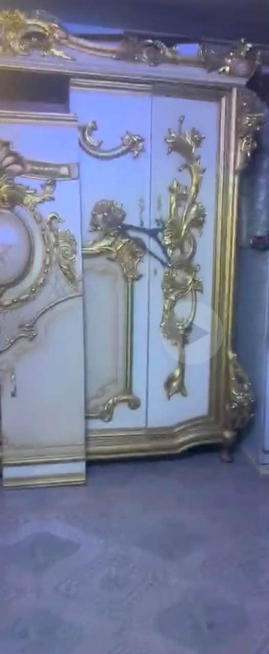 السلام عليكم غرفه مصريه للبيع نفرين تتكون من 6 قطع سعره 650 
الف مكانه الاعلام ***********
