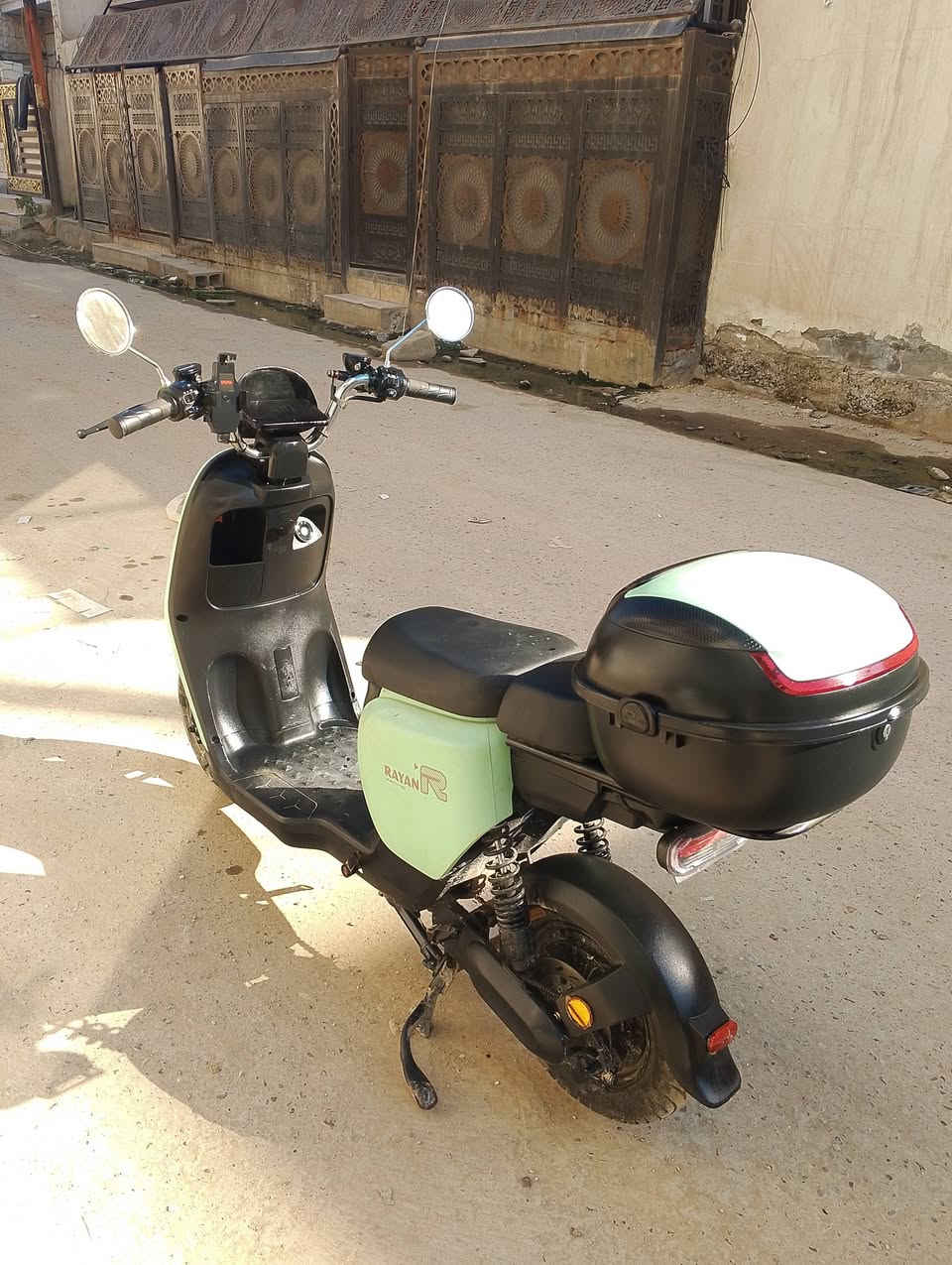 السلام عليكم 
دراجه شحن الريان للبيع

السعر 450 وبيها مجال 

عدد البطاريات 4 ع فحص 

ماشه 2600 

سرعه 50 حقيقي

بصمه و اسويج 

جنطه خلفيه 

دبل اشاره 

استاند موبايل بس منفذ شحن

دراجه بعده جديده تجي وشوف بعينك 

العنوان بغداد الدورة 
للتواصل ع رقم *********** بي واتساب
