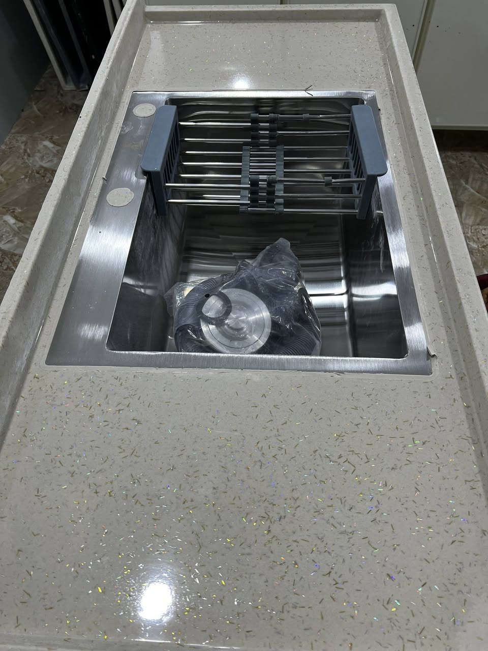 سنك مرمر سل اسيل قياس متر و20 جديد دبل رف احطاطه رف بنل 
سعر 165 الف 
كامل مع سله وخرطوم صرف ماء 
***********
متوفر كل الاوان معمل محمد الكردي
