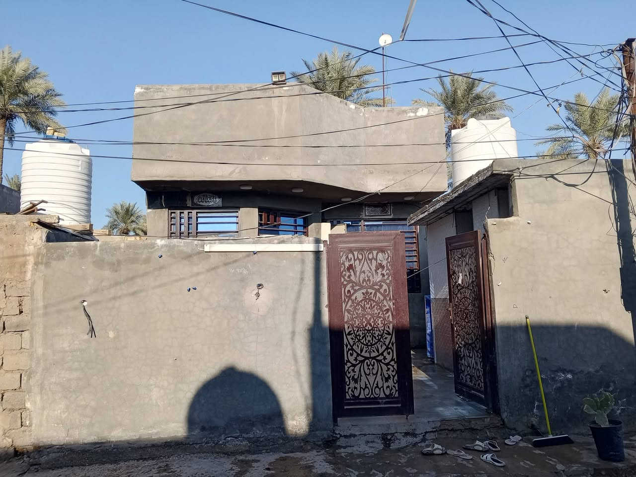 سلام عليكم للبيع مساحه ١٤٠م سند ٢٥طابو زراعي العنوان شارع ١٠٠ خلف معمل كرتون بيت نضيف جدا يبعد عن شارع العام ١٥٠متر عن شارع العام الاتصال على هذا رقم ***********او مراجعت مكتب بهاء الجشعمي قرب جسر المشات أي عرض تريد تبيع تريد تشتري موجود عندي أنواع قطع وبيوت وعندي قطع بقسط مختلف المساحات

