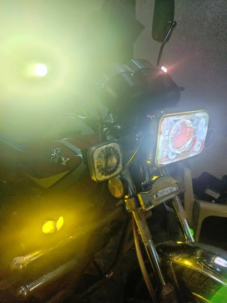 سلام عليكم ايراني 24 سونليك سيفان 5 كير دراجه اخت الزيرو ما مفتوحه رماش يعمي 6 كلوبات كلشي بيهه شغال دراجه مملعوب بيهه وممفتوح منهه برغي وياهه صندوك دلفري جبير واريلات فدراليه مشدود بيهه وكامله مكمله من كلشي دهنهه موتل كل اسبوع ابدله اوراق اصولي رقممهه بوجهك كمرك مدفوع
رقم : ***********
مكان : بغداد قريب التاجي 
سعرهه 725 وبيهه مجال جيتك فقط .
