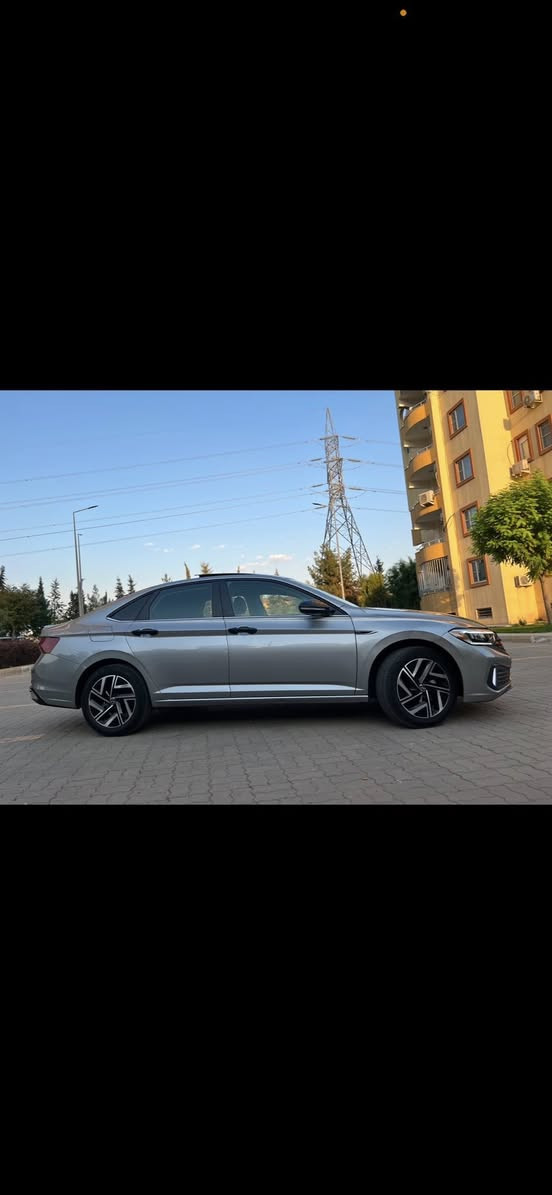 Volkswagen jetta sel premium 2022
جيتا موديل ٢٠٢٢ sel فول مواصفات ١/١ 
ماشية؛26000 mile
(بيها  جملوغ ربع بولندو  ربع قباغ صندوغ صبغ بدون دواخل و بدون ايرباك ) 
سيارة مرقم جاهز رقم و سنوية جديد 
مكان سيارة : دهوك 
سعر : 185ورقة و مجال 
                          3VWGM7BU4NM026307
رقم موبايل : ***********
