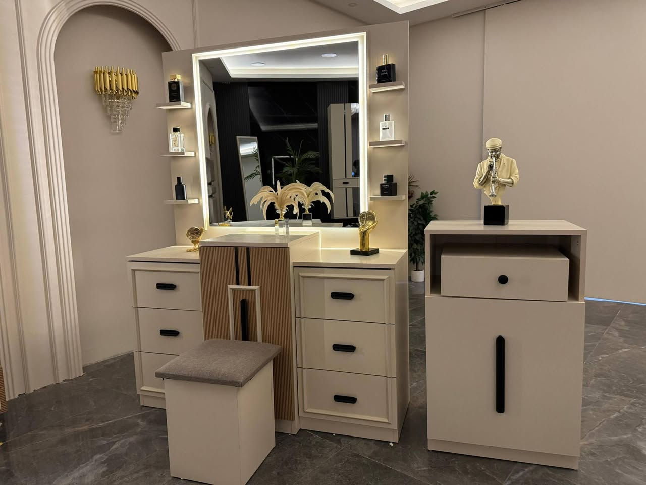 عندي مثل هاي الغرفة بعدهي بلكارتون مامنصوبة
اخذتهة بمليون و٩٠٠ اريد ابيعهة ماعندي مكان
اليريدهة بي خير وتدلل
عيوني الة
***********
