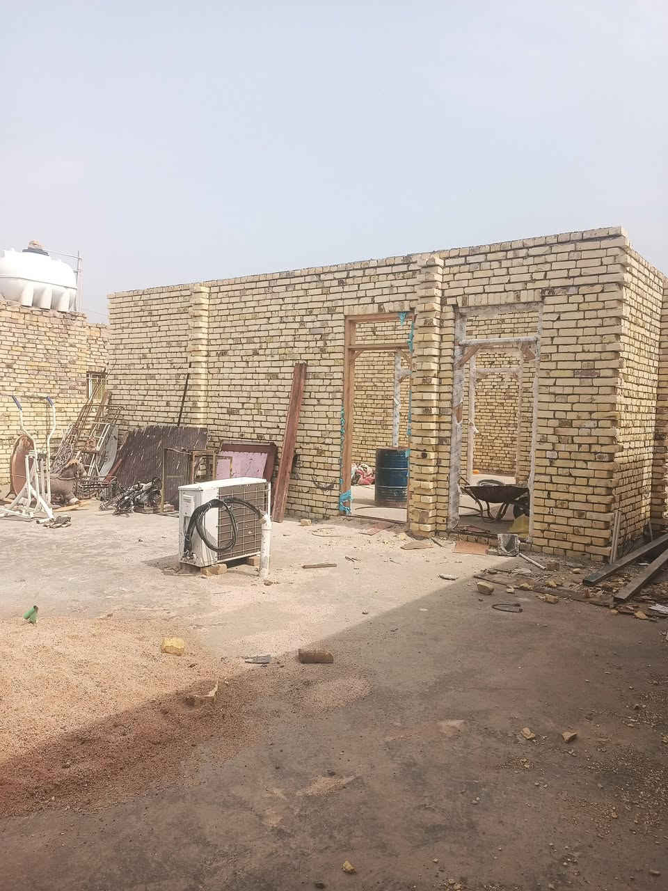 توكلت على الله الدار للبيع قاطع ونص مساحه 250 بحفل الثالث يتكون من خرف عدد ثنان 6 في 4وصاله 7ونص مناور عدد 2 مطبخ بارد 5 في 4 ومطبخ حار 2 نص مربع هول 6 في 3ونص ديوانية 8ونص في 4+كراج سيارات 6ونص صحيات داخل بيت وخارج سكان 28مليون للاتصال على الرقم ***********
