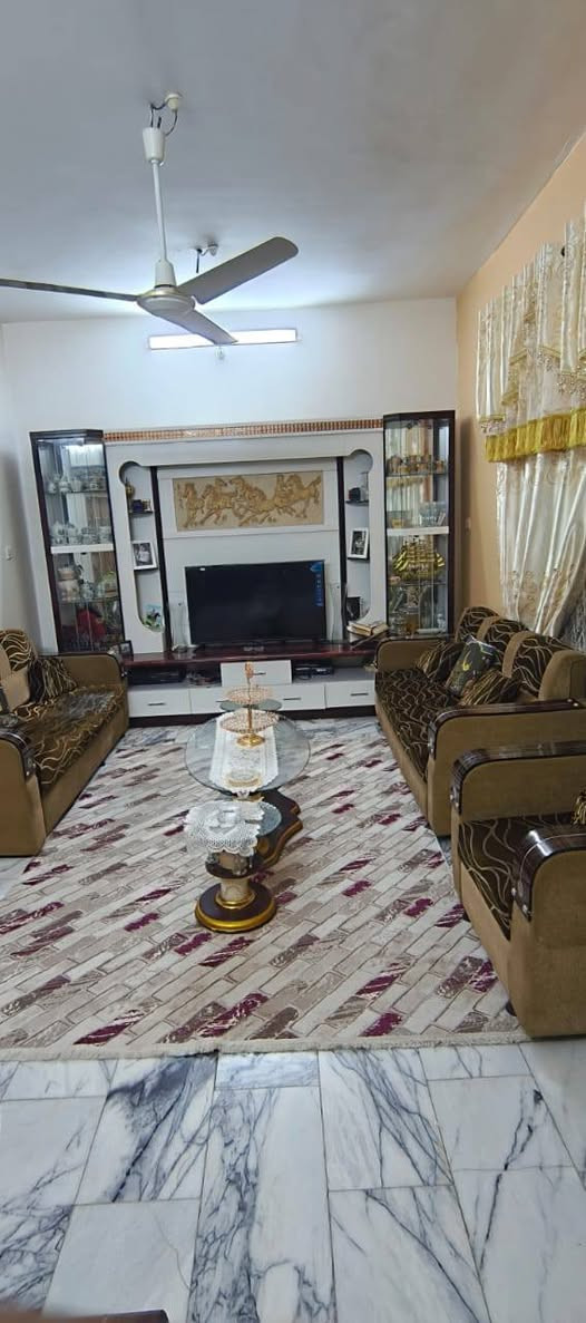 بيت للبيع بحي الجامعة قريب على شارع 20التجاري المساحة 100م مربع 10×10طابقين طابو صرف حر مامطلوب كلشي غرفتين نوم للاستفسار علرقم ***********
