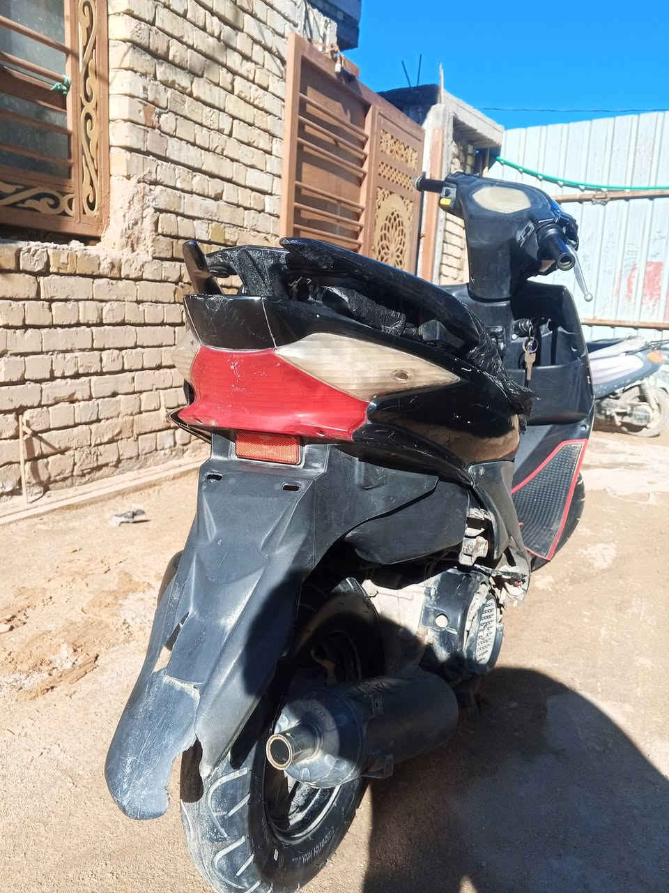 ادرس للبيع موديل 14
دراجة طافيه متروكة صار 3 اشهر يرادلها بس راجز سلف شرط
بيها غراض كاملة جديده كلجات كابريتر شوته باتري سلف لايت كله جديد 
بس بدل راجز سلف و اطلع وين متريد
المكان حي العسكري العابد قرب مدرسة السيد رقية 
السعر 130 وبيها مجال 
***********
