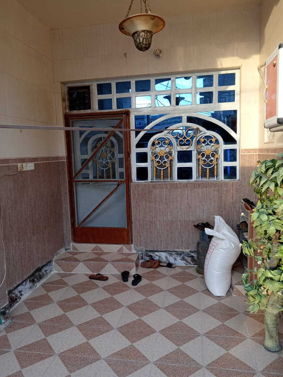 بيت للبيع طابو صرف في كربلاء حي سومر الحر مقابل القائم مقاميه مساحة 170م طابقين 4 غرف نوم وملحقاته بناء طابوك وصب مسلح جديد حي راقي كافه الخدمات متوفره قريب للشارع العام  السعر مناسب جدا 250 مع المجال للاستفسار ***********//***********
