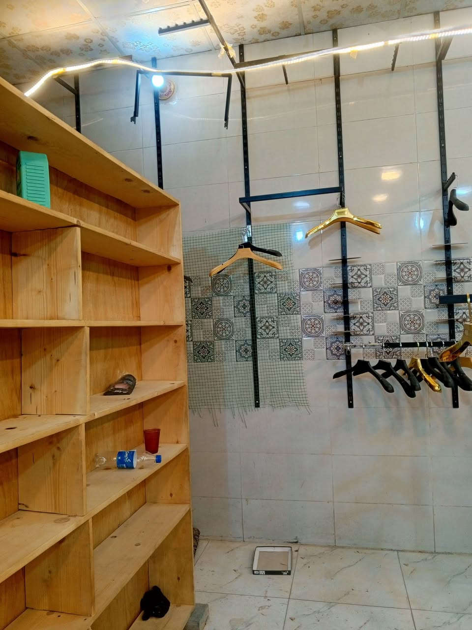 ديكور ملابس للبيع كامل مكمل ويا شاشه وكامرات ستاندات عنكبوتي 2 رفوف ملكانات  مكاني نجف  تواصل ***********
