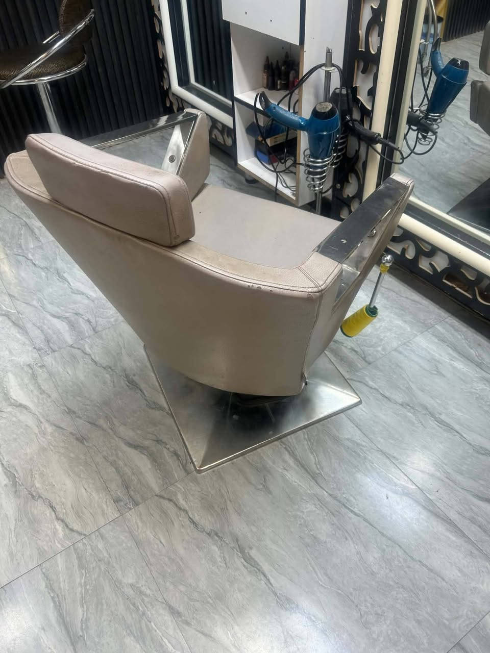 📢 🔥#اثاث #صالون للبيع  🔥 
🔥🔥#ملاحظة البيع #دفعة واحده 🔥🔥
💲💲السعر:  550  الف بي  مجال💲💲
🔥#كرسي عدد 3
🔥#مرايه عدد 2  تحتوي على انارة شغاله 
🔥#سديه 
🔥#سنتر فيوج 
🔥#جهاز تنظيف قدم 
🔥#كرسي + طابوريه 
📍#العنوان :#بغداد - #كوريش - #حي السلام 📍
 🔥🔥الي يريده  يتصل بالرقم  
📞📞 ‏‪***********‬‏
📱#واتساب 📱#واتساب  
🔥#يرجى متابعة الصفحه 🔥
🔥( طلب صداقه ) 🔥
📝#ليصلكم كل ماهو جديد 
📢📢#مستعدون #لبيع 🔥#المطاعم  + 🔥 #الكوفيات + 🔥اثاث #المطاعم  + 🔥 اثاث #الكوفيات + 🔥 اثاث #المنزل + 🔥 اجهزه #كهربائيه +🔥#غرف نوم + 🔥 كافة #انواع الاثاث #المنزلي 
🔥#للاستفسار الاتصال بالرقم 
📞‏‪***********‬‏
📞#واتساب  📞#واتساب

